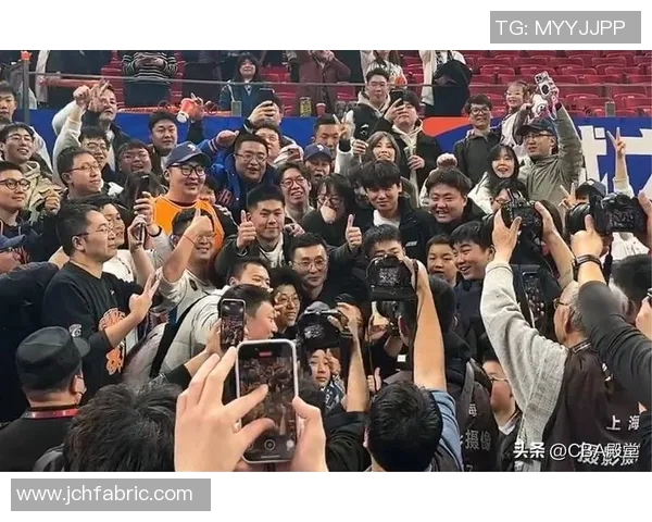 球迷激战现场，参与偶像助威成为焦点话题